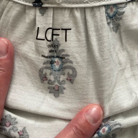 Loft Outlet NWT Gray w/Medallions Sheer Flutter Sleeve V & Bow detail Size XSP - Picture 8 of 10